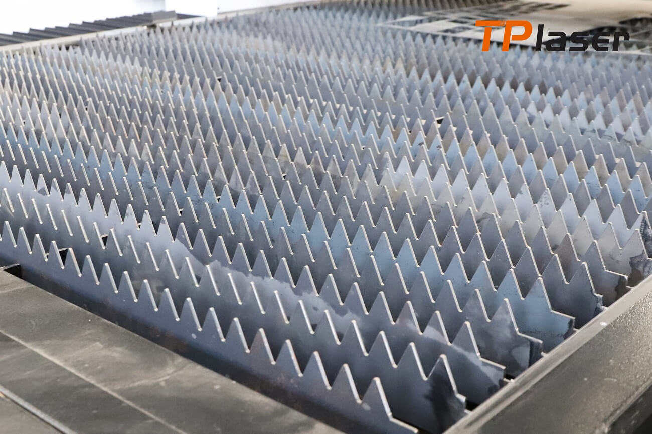 table of flatbed fiber laser cutting
